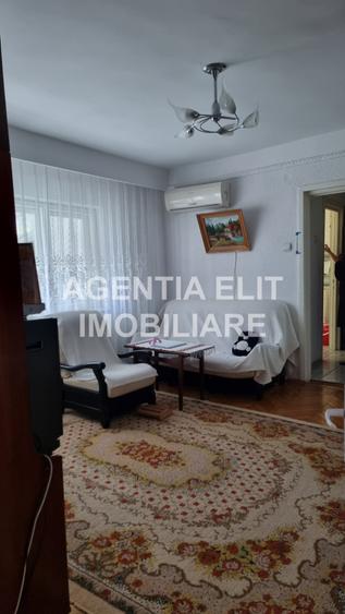 Apartament cu 3 camere semidecomandat în Central