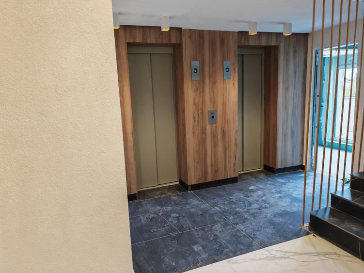 Apartament cu 3 camere semidecomandat în Tractorul