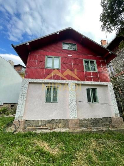 Casă individuală cu 7 camere cu Canalizare în Central