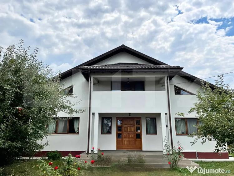 Casă cu 7 camere cu Teren 3000 Mp în Central