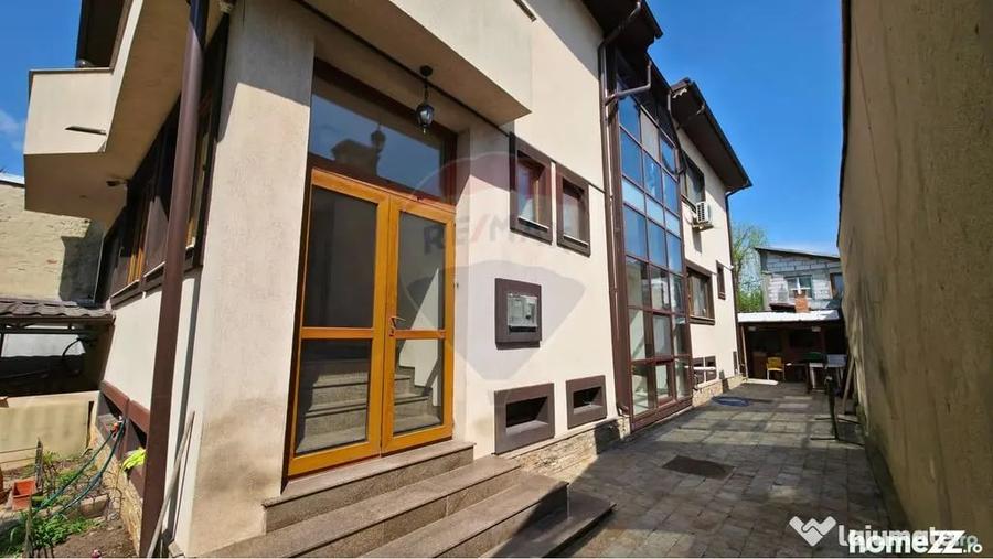 Casă cu 7 camere cu Teren 350 Mp în Lacul Morii