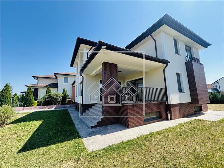 Casă individuală cu 8 camere cu Canalizare în Șelimbăr