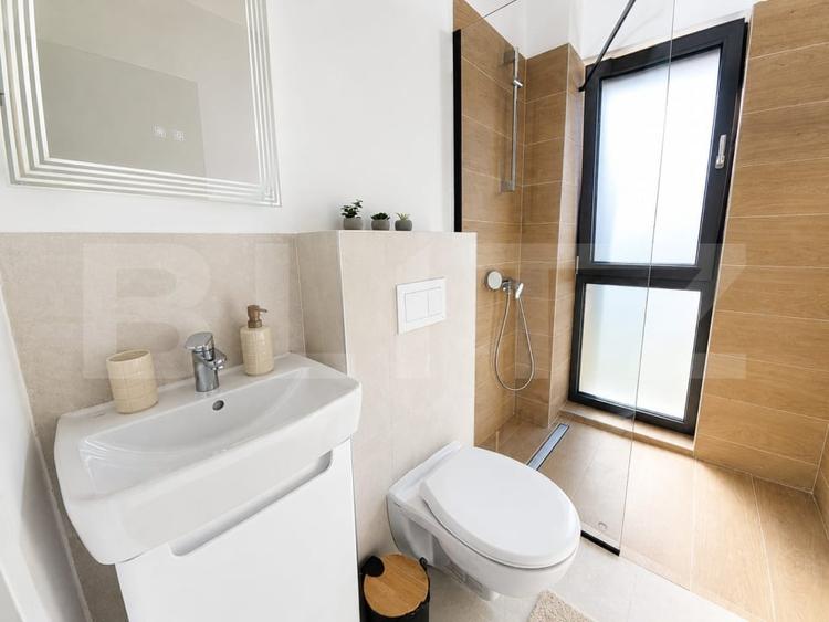 Apartament cu 3 camere semidecomandat, mobilat în Calea Moldovei