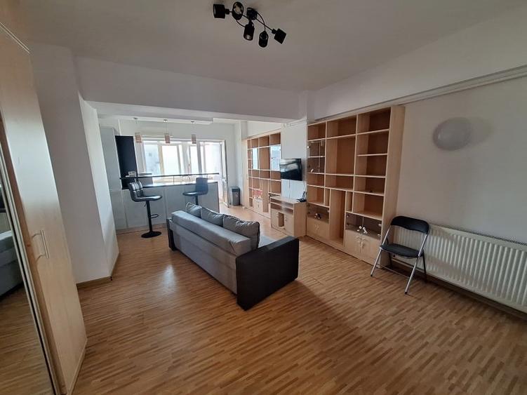 Apartament cu 3 camere semidecomandat, mobilat în Berceni
