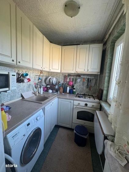 Apartament cu 4 camere semidecomandat în Craiovița Nouă