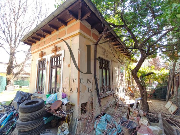 Casă individuală cu 7 camere cu Teren 985 Mp în Moșilor