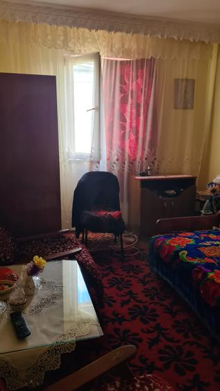 Apartament cu 3 camere semidecomandat în Adjud