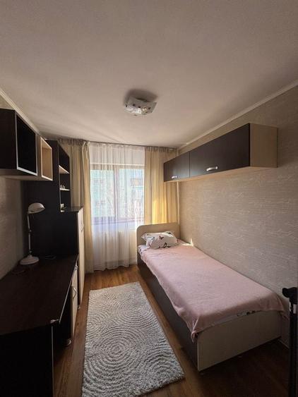 Apartament cu 4 camere semidecomandat în Central