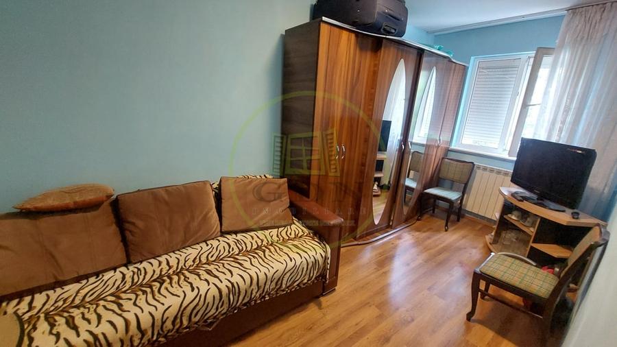 Apartament cu 3 camere semidecomandat, mobilat în Cornitoiu