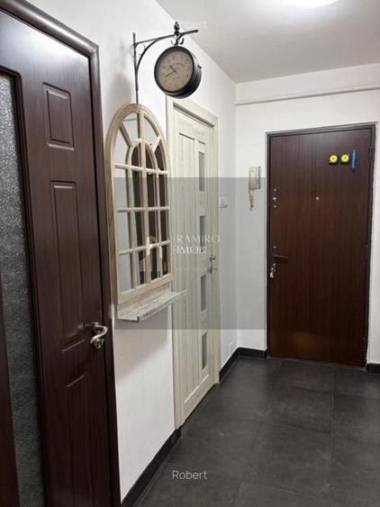 Apartament cu 3 camere semidecomandat în Alexandru Obregia
