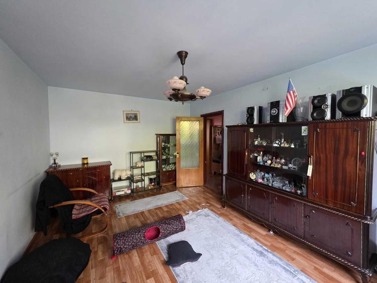 Apartament cu 3 camere decomandat în Valea Ialomiței