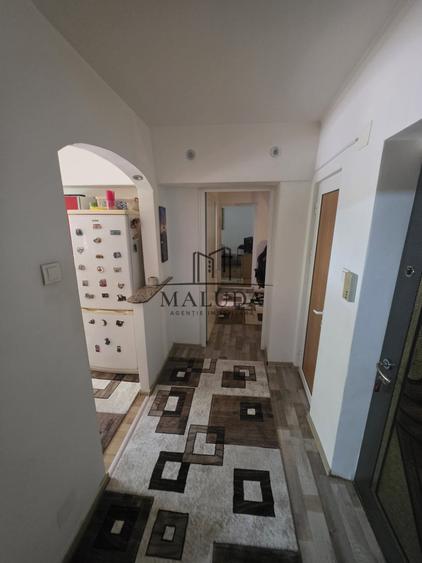 Apartament cu 3 camere decomandat, mobilat în Prundu