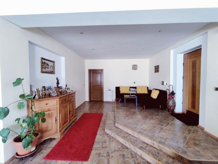 Casă individuală cu 7 camere cu Canalizare în Ghiroda