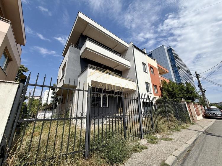 Casă individuală cu 7 camere cu Canalizare în Herăstrău