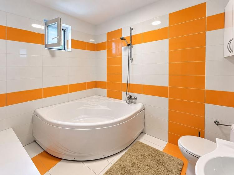 Casă individuală cu 4 camere cu Canalizare în Aradul Nou