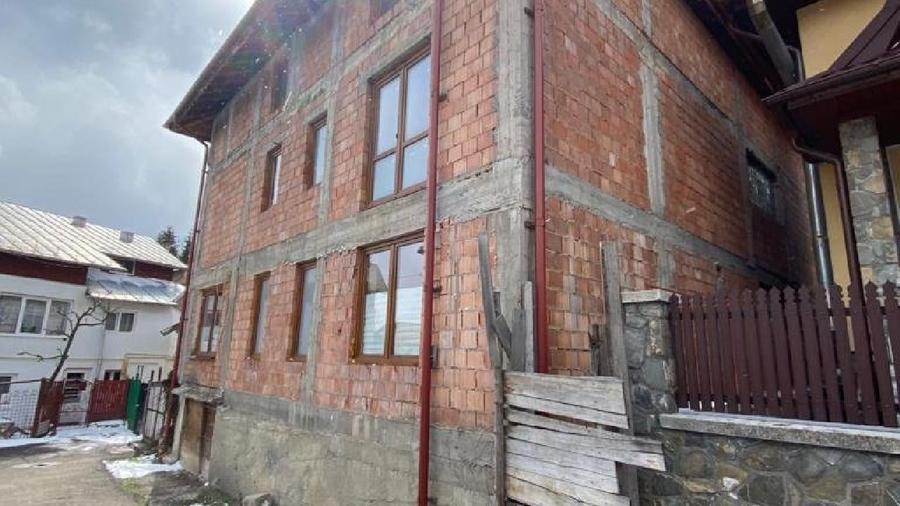 Casă individuală cu 9 camere cu Teren 400 Mp în Nord