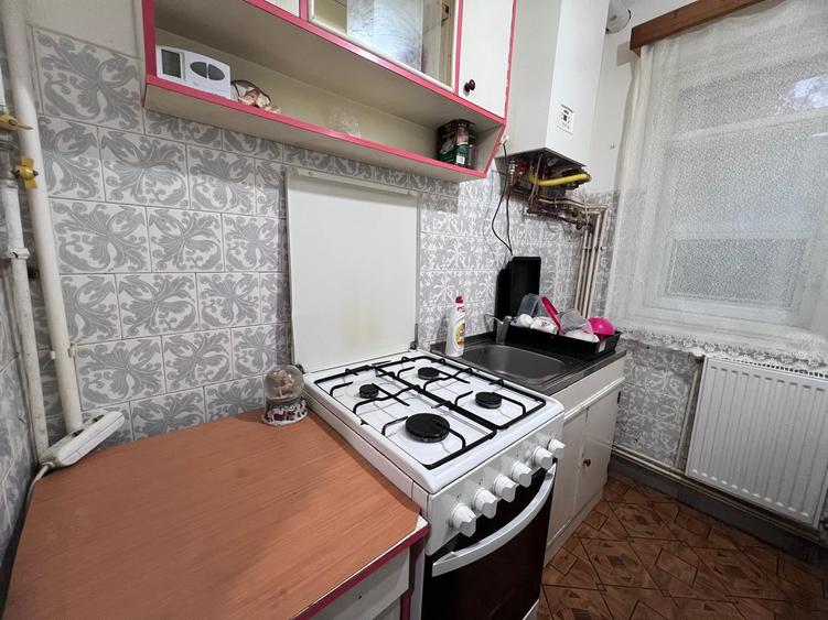 Apartament cu 3 camere decomandat în Minerul