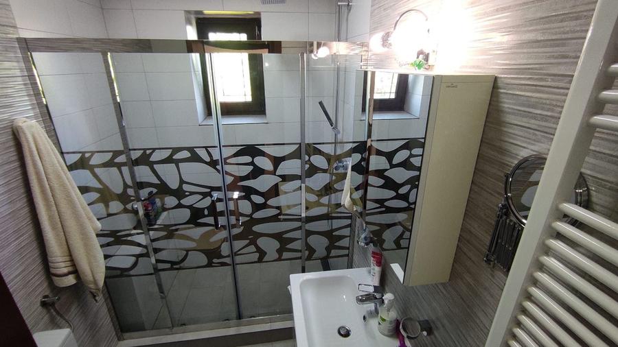 Casă individuală cu 9 camere cu Canalizare în Stadion