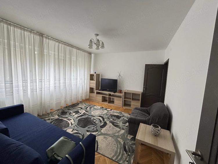 Apartament cu 3 camere semidecomandat în Central