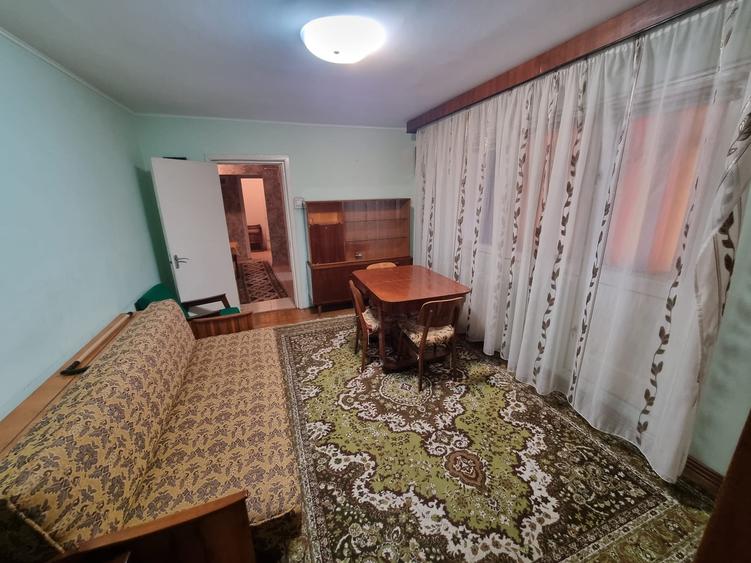 Apartament cu 3 camere semidecomandat, mobilat în Tătărași
