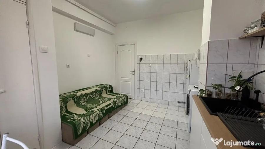 Garsonieră decomandată în Central