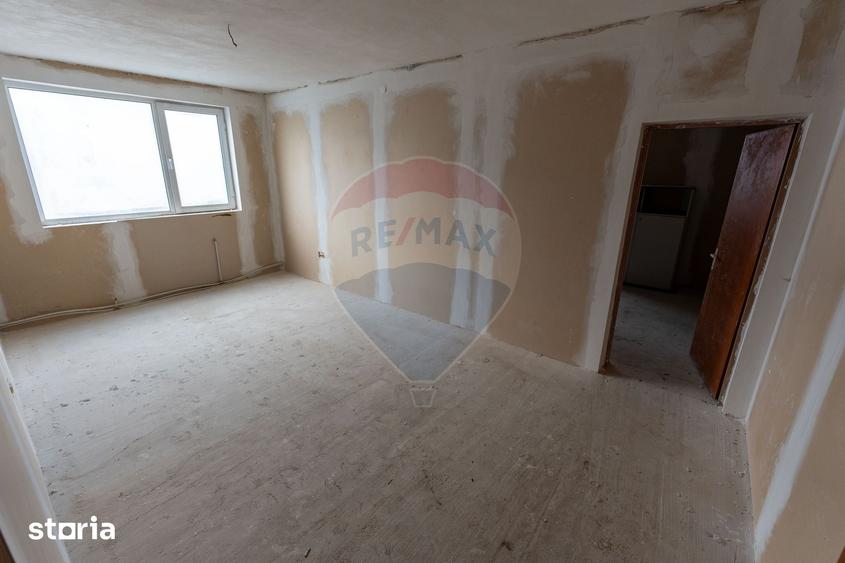 Spațiu comercial, de 3,700 mp, în Petros
