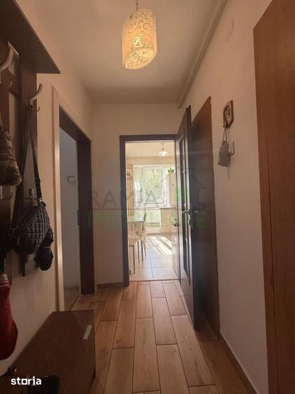 Apartament cu 3 camere semidecomandat, mobilat în Tractorul