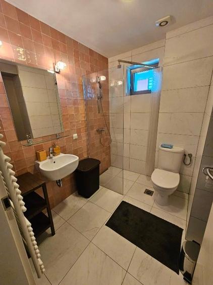 Apartament cu 3 camere semidecomandat în Băneasa