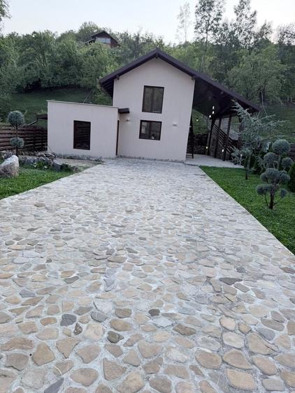 Casă cu 4 camere în Moroeni