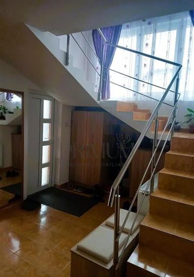 Casă individuală cu 5 camere cu Teren 433 Mp în Sânmihaiu Român