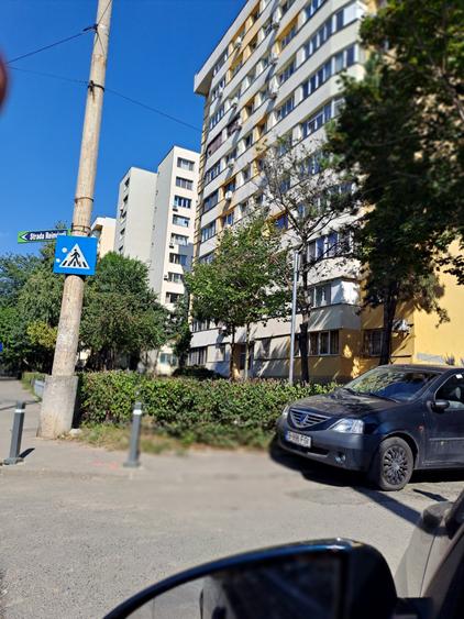 Apartament cu 3 camere semidecomandat în Obor
