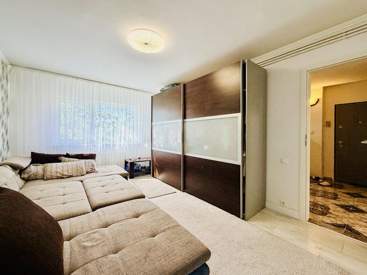 Apartament cu 4 camere semidecomandat, mobilat în Lipovei