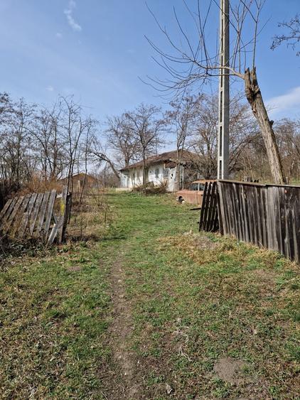 Casă individuală cu 2 camere cu Teren 4260 Mp în Periferie