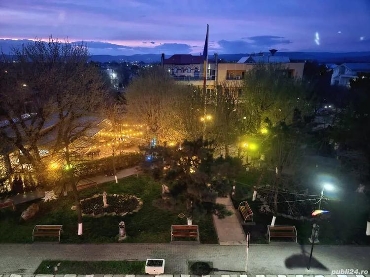 Apartament cu 4 camere decomandat în Central