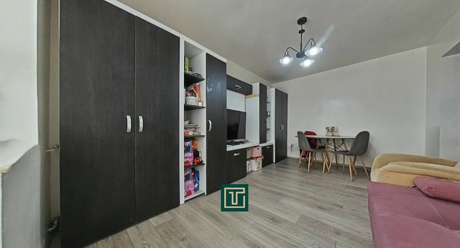 Apartament cu 3 camere semidecomandat, mobilat în Aurel Vlaicu