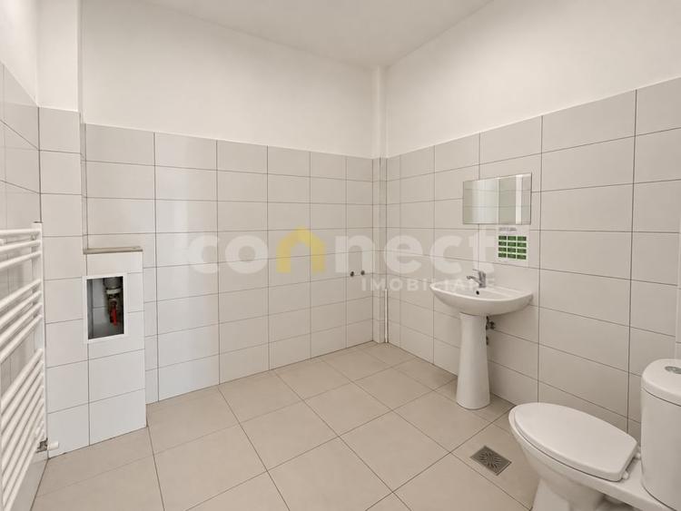 Spațiu comercial, de 82 mp, în Florești