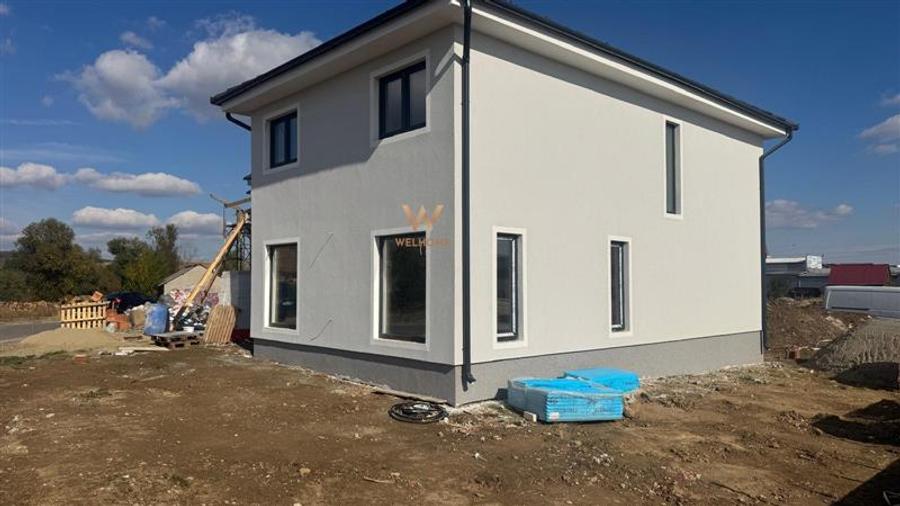 Casă individuală cu 4 camere cu Canalizare în Cristian