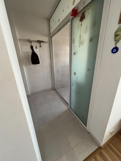 Apartament cu 3 camere semidecomandat, mobilat în Iancului