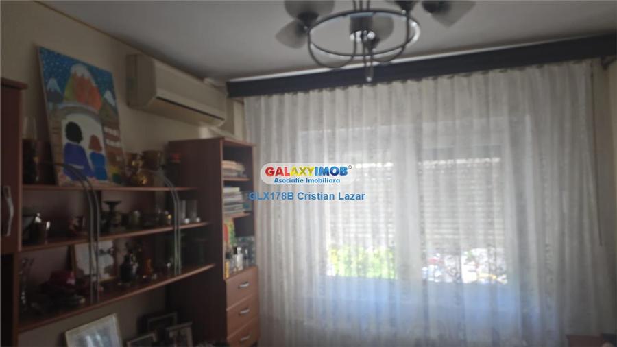 Apartament cu 4 camere semidecomandat în Crângași