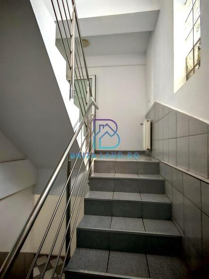 Casă individuală cu 10 camere cu Canalizare în 1 Mai