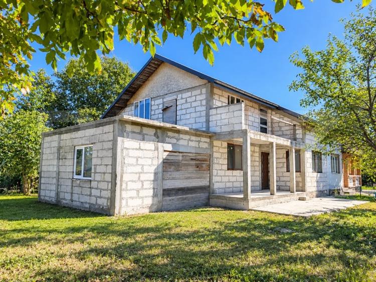 Duplex cu 4 camere cu Garaj în Prisăcani