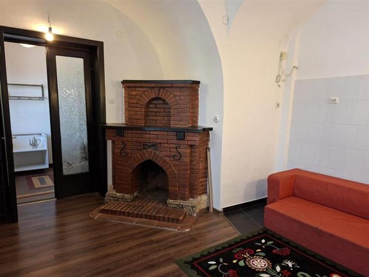 Apartament cu 3 camere semidecomandat, mobilat în Ștefan cel Mare