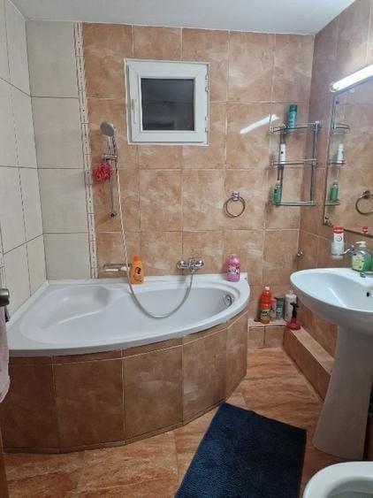 Apartament cu 4 camere semidecomandat, mobilat în Rahova
