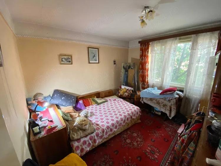 Apartament cu 3 camere semidecomandat în Central