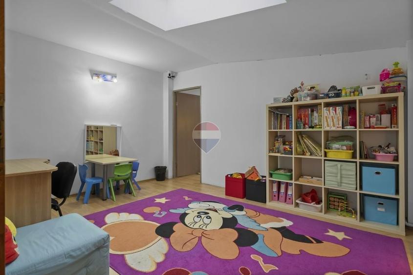 Casă individuală cu 8 camere cu Teren 300 Mp în 13 Septembrie