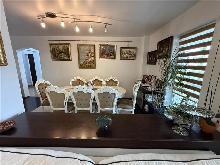 Apartament cu 4 camere decomandat, mobilat în Alexandru cel Bun