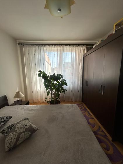 Apartament cu 3 camere semidecomandat în Astra