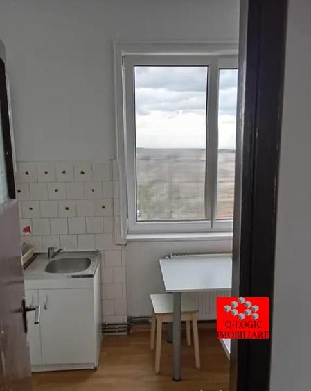 Apartament cu 2 camere nedecomandat în Tractorul