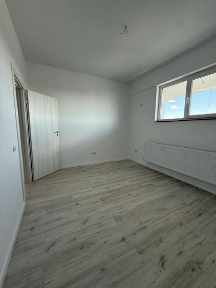 Apartament cu 3 camere decomandat în Roșu