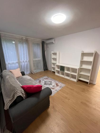 Apartament cu 3 camere semidecomandat în Titan